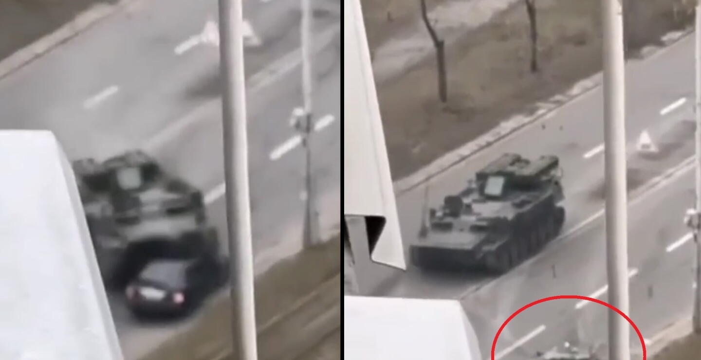 Un tanque, al parecer ruso, aplasta un carro en las calles de Kiev