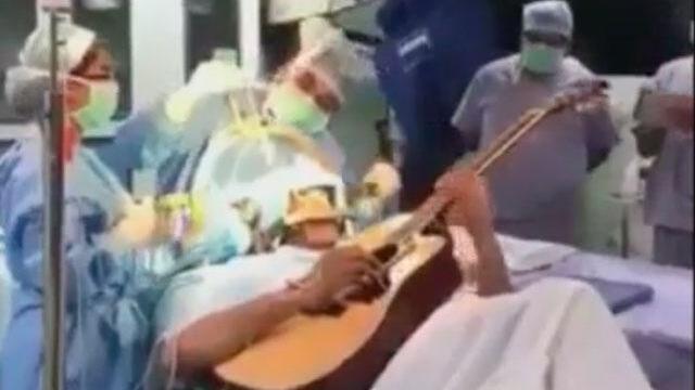 Músico tocó su guitarra durante siete horas, mientras le operaban el cerebro