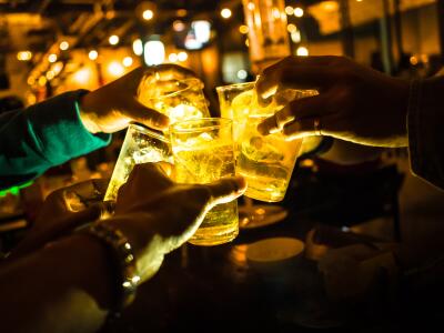 Imagen referencial: fiesta y licor Imagen referencial: fiesta y licor
