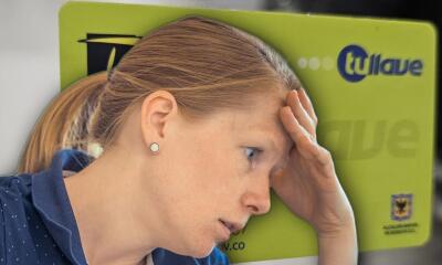 Mujer preocupada con tarjeta tullave de fondo