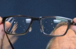 Prisión le prohibió a un reo usar gafas porque lo hacen lucir "amenazante"