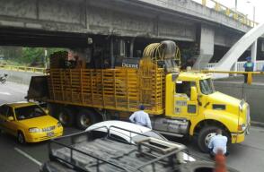 288938_Blu Radio / Camión golpeó estructura de puente vehicular y quedó atrapado en el norte de Cali/ Foto: Blu Radio