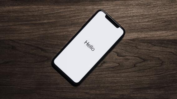 Mujer mordió un cable para robar un celular IPhone Mujer mordió un cable para robar un celular IPhone