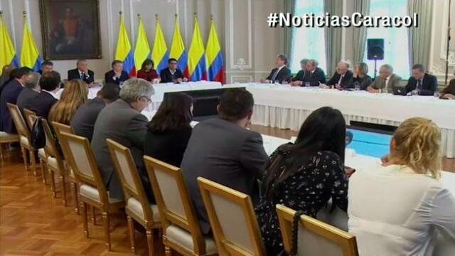 Debe haber transparencia total con recursos para la paz: embajadores a presidente Santos