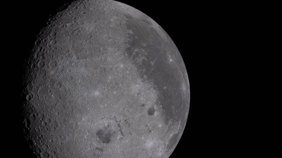 La NASA detecta en la Luna el cráter reciente más grande registrado en el sistema solar