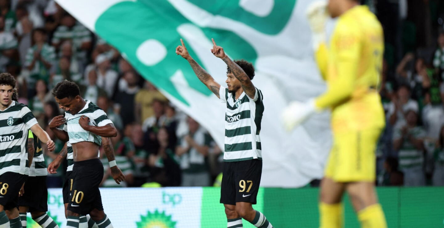 Luis Javier Suárez celebra su gol con Sporting Lisboa frente al Alverca.