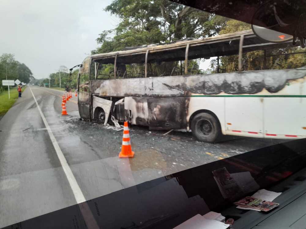 Bus incinerado en Sucre.