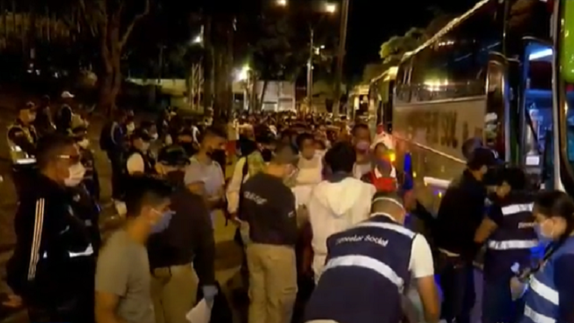 “Se les va a llenar el cuarto de agua y no podrán ayudar”: venezolanos que se quedaron en el Valle 