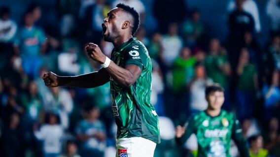 Díber Cambindo celebra sus dos goles con León en la Liga MX.