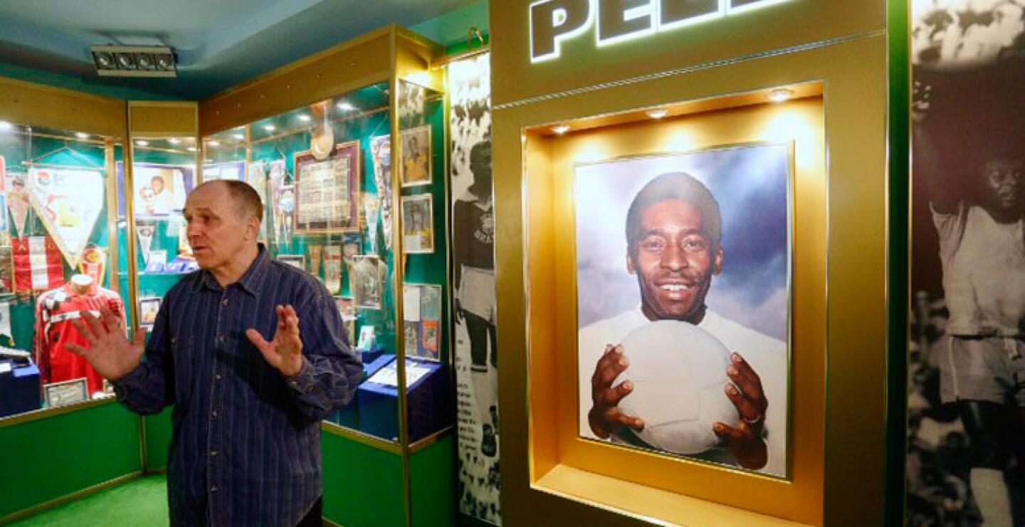 Nikolai espera también poder organizar una exposición en Kiev. Cree incluso que la imagen de Pelé puede contribuir a la reconciliación entre la capital y el Este rebelde. "Nunca he tomado las armas y me gustaría que estuviéramos de nuevo juntos y unidos",