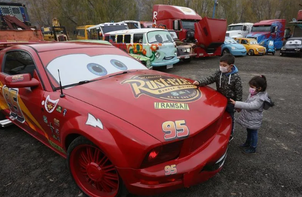 Niños con el Rayo McQueen de 'Cars'