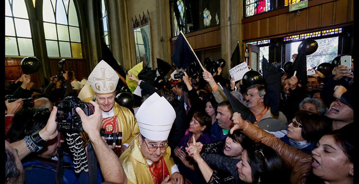 El obispo de la diócesis chilena de Osorno, Juan Barros, asumió hoy en medio de protestas y de una gran polémica por las acusaciones en su contra como cercano colaborador del sacerdote Fernando Karadima, hallado culpable por el Vaticano de abusos y con