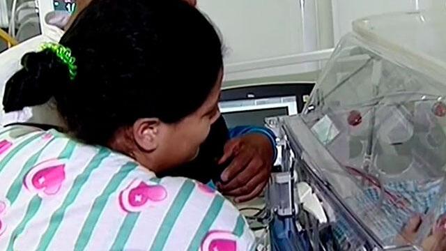 A familia en extrema pobreza se le creció la familia, esperaban un bebé y nacieron tres