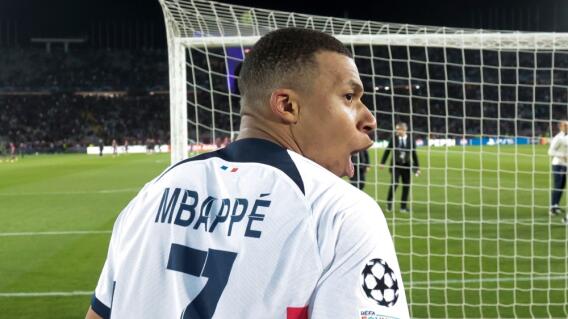 Kylian Mbappé, figura del PSG, en medio del partido contra Barcelona, por Champions League Kylian Mbappé, figura del PSG, en medio del partido contra Barcelona, por Champions League