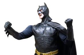  Conoció a un hombre por Tinder y este la recibió disfrazado de Batman