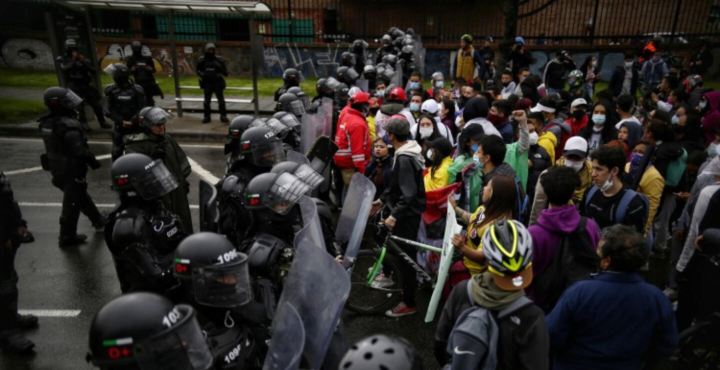 Policía y civiles