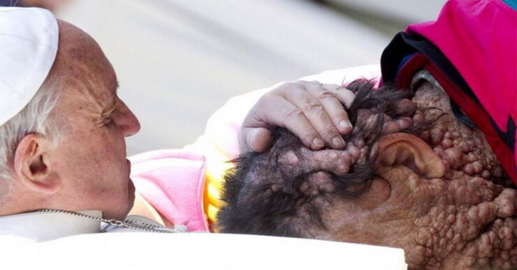 “No puede ser que no sea noticia que muera de frío un anciano en la calle y que sí lo sea una caída de dos puntos en la bolsa”, otra frase de Francisco que estremeció a los fieles.