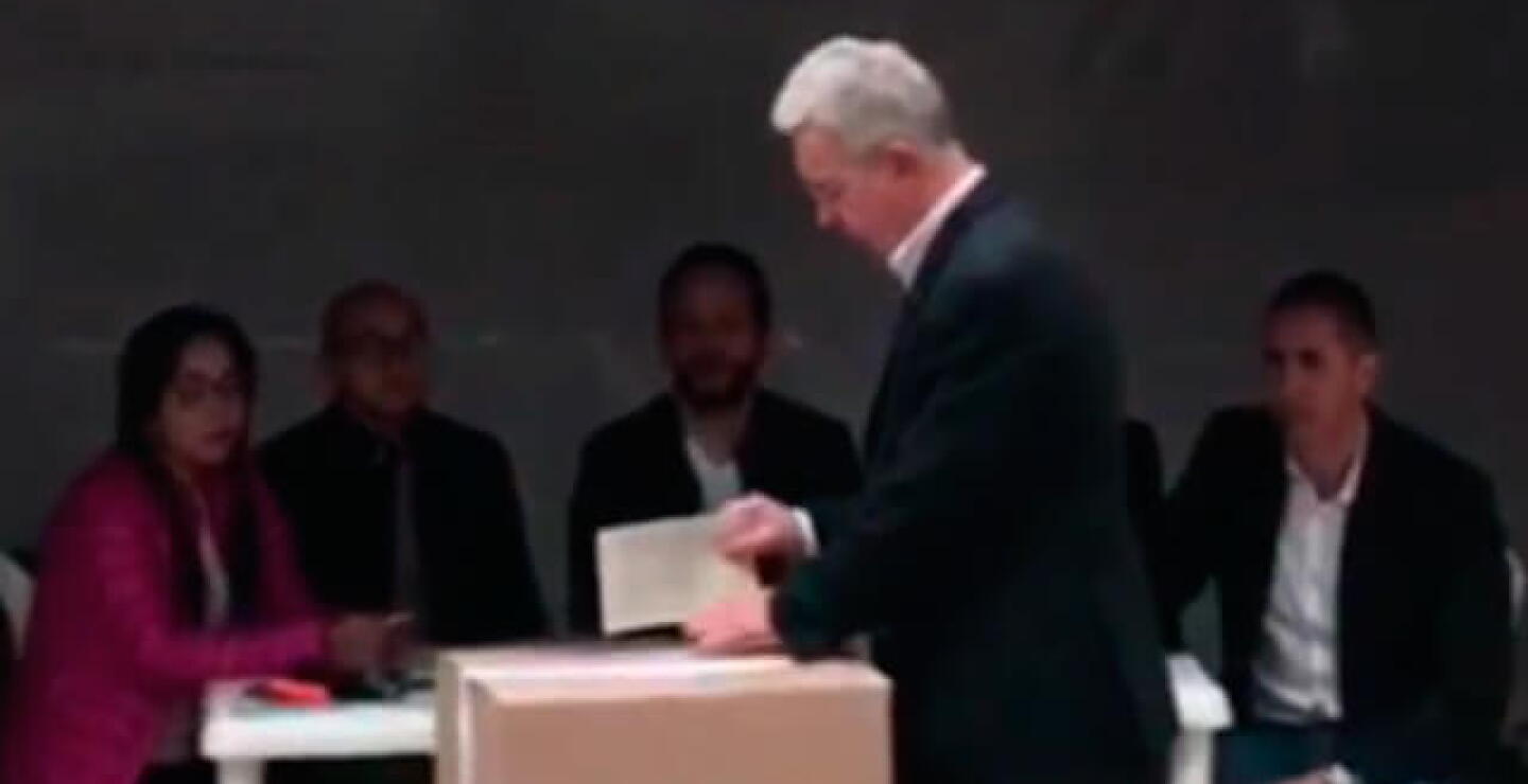 alvaro-uribe-votando.jpg
