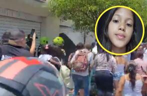 Vecinos de Sofía Delgado indignados por el hecho arremetieron contra las instalaciones de la veterinaria donde habrían retenido a la menor
