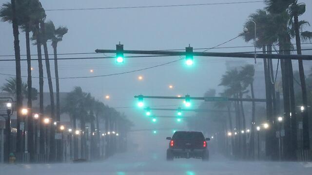 Dorian causa fuertes lluvias y deja sin luz a miles de personas en Florida Dorian causa fuertes lluvias y deja sin luz a miles de personas en Florida