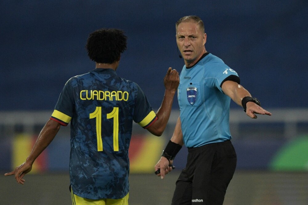 Juan Guillermo Cuadrado y Néstor Pitana