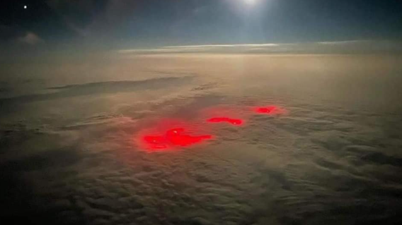Luces rojas en el cielo
