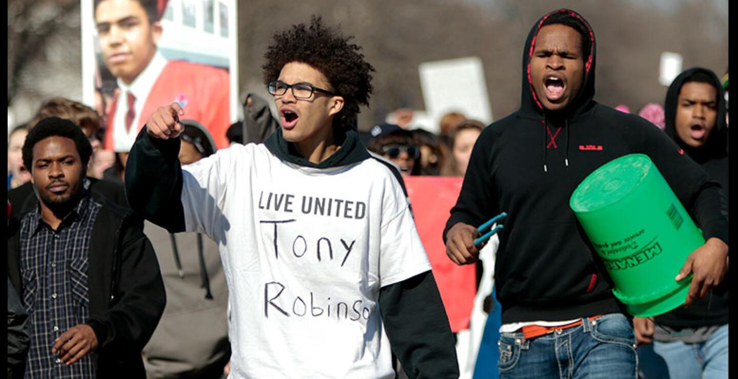 Robinson tenía antecedentes con la justicia y acaba de comenzar tres años de libertad condicional después de declararse culpable en octubre de robo a mano armada, según medios estadounidenses. 