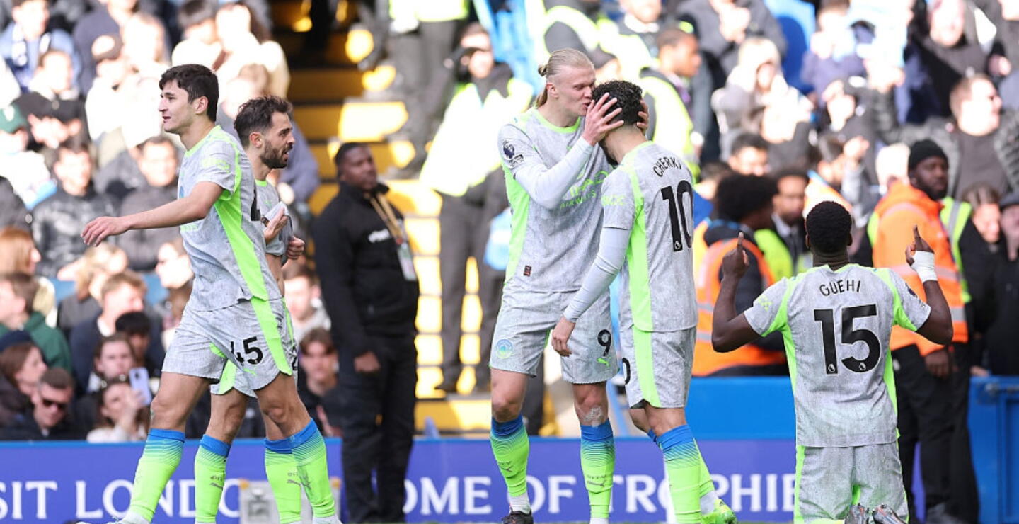 Jugadores del Manchester City y un festejo de gol contra Chelsea. 
