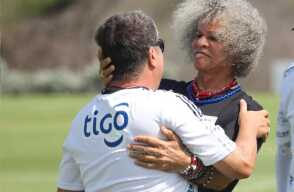 Carlos 'El Pibe' Valderrama y Hernán 'El Bolillo' Gómez. Foto: Junior Twitter Oficial Carlos 'El Pibe' Valderrama y Hernán 'El Bolillo' Gómez. Foto: Junior Twitter Oficial