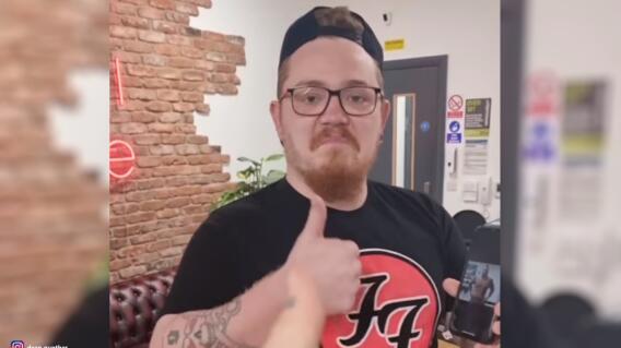 Hombre que se tatuó el 'six pack'. Hombre que se tatuó el 'six pack'.