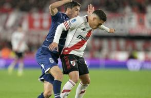 Juan Fernando Quintero en acción de juego con River Plate frente a Gimnasia y Esgrima La Plata.