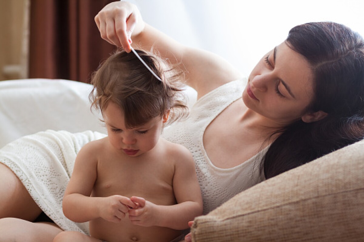 MAMÁ PEINANDO A SU BEBÉ