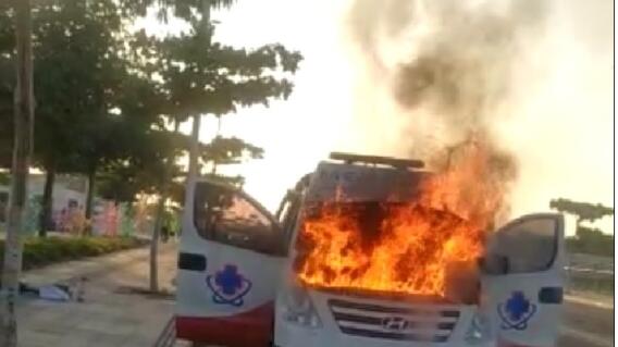 352013_BLU Radio // Al parecer una falla mecánica originó el incendio de la ambulancia. // Foto: Tomada de video 352013_BLU Radio // Al parecer una falla mecánica originó el incendio de la ambulancia. // Foto: Tomada de video