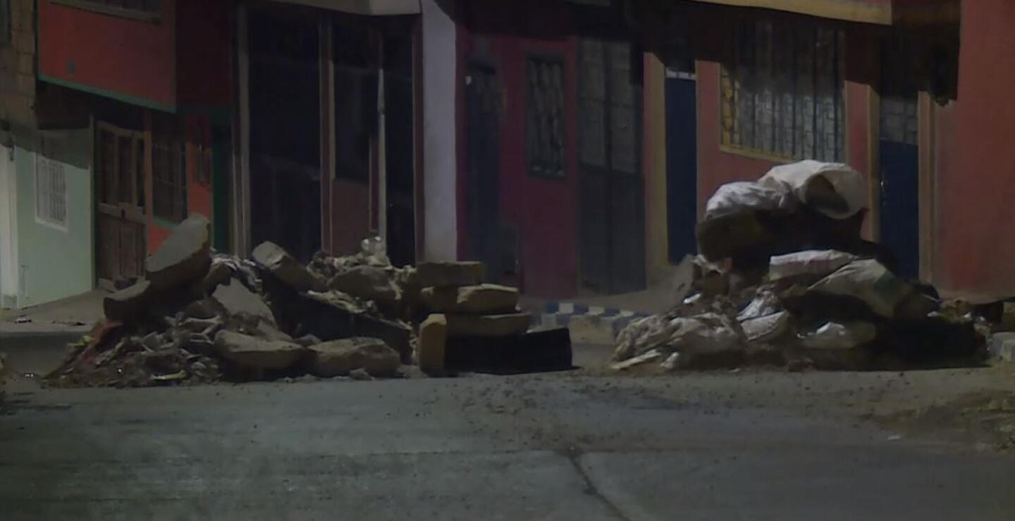 Por peligroso paso de carros pesados en barrio de Ciudad Bolívar, habitantes bloquean vía