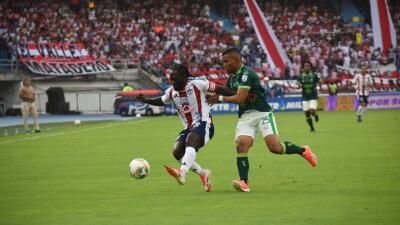 Acción de juego entre Junior y Bucaramanga por la Liga BetPlay II-2025.