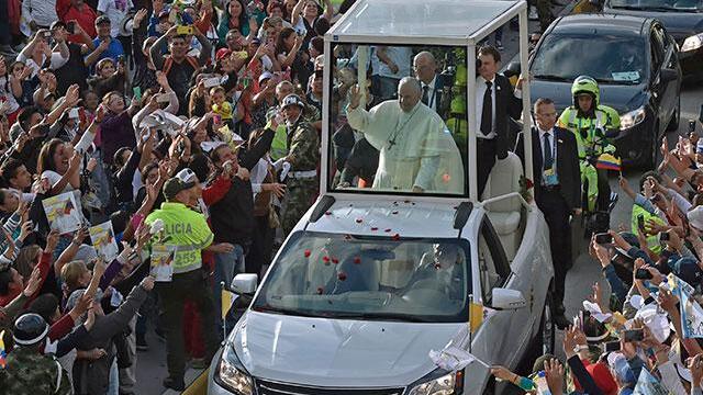 “¡Francisco!, ¡Francisco!”: multitud emocionada hizo detener el papamóvil en la calle 26