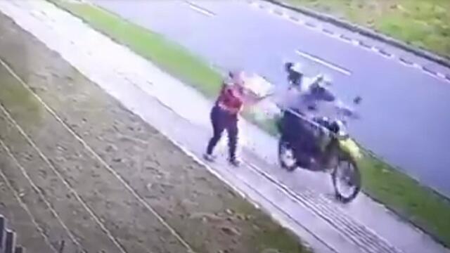 En menos de dos horas, hombres en moto cometieron dos hurtos que quedaron en video