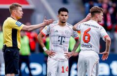 Luis Díaz siendo expulsado por el árbitro Christian Dingert, en Leverkusen vs. Bayern Múnich. 