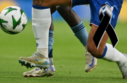 Acción de juego en un partido de fútbol.