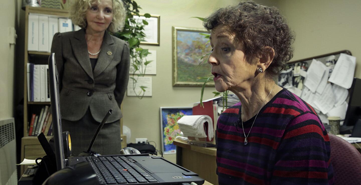 "Uno tiene un grupo de personas con demencia que en realidad no captan la naturaleza y el propósito de su entorno, o las circunstancias que los llevaron allí", explicó. "Por lo tanto están solos, y perdidos, y se sienten asustados e incl