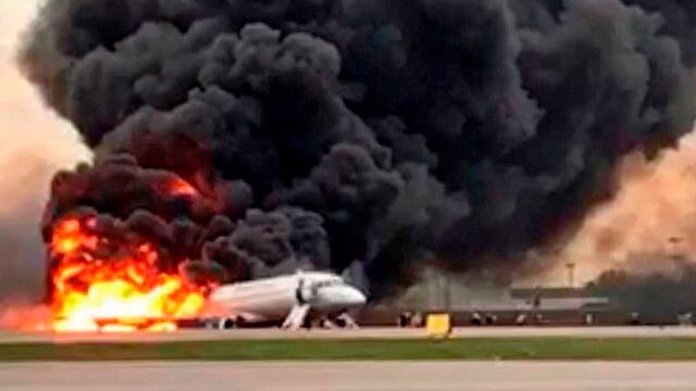Avión se incendió en pleno vuelo y tuvo que aterrizar en llamas en Moscú