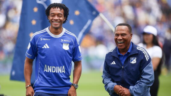 Juan Guillermo Cuadrado junto a Willington Ortiz en su presentación como nuevo jugador de Millonarios. 