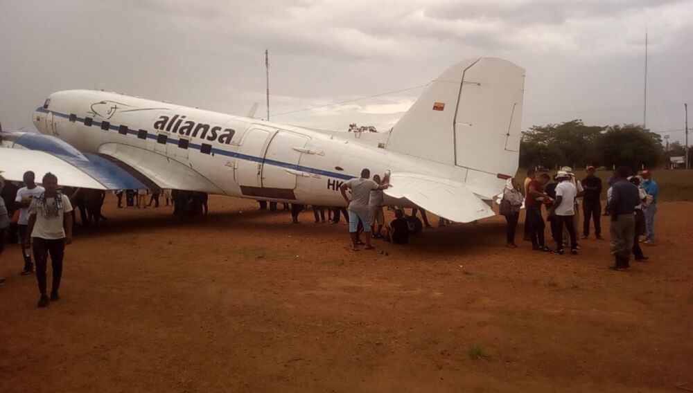 protesta de avión dc3 en el guaviare (2).jpeg