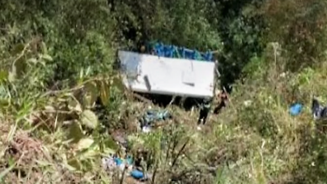Bus cae a un abismo de 60 metros en Caldas: hay cuatro muertos y 15 heridos