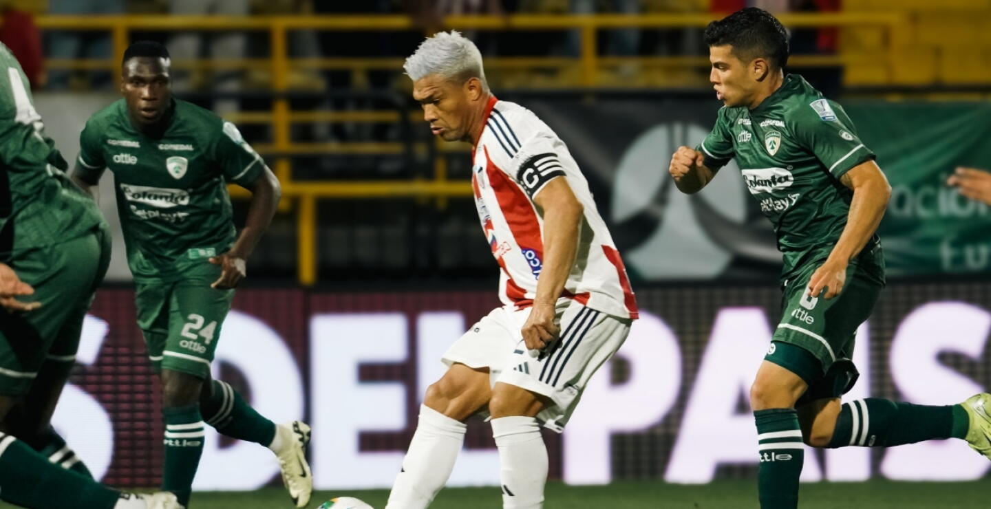 Teófilo Gutiérrez en medio de La Equidad vs Junior por la Liga BetPlay I-2025.