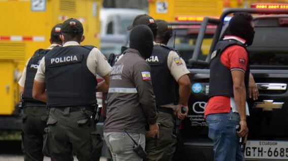 Policía de Ecuador frente a las instalaciones del canal de televisión TC de Guayaquil, tras secuestro de personal / Policía de Ecuador frente a las instalaciones del canal de televisión TC de Guayaquil, tras secuestro de personal /