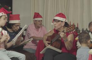 Familia colombiana cantando villancicos durante la Novena de Navidad