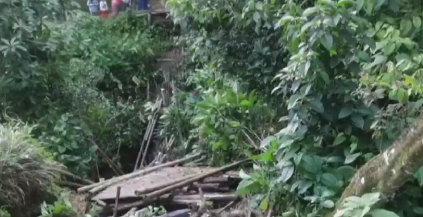 Dos personas resultaron heridas tras el desplome de un puente peatonal en Armenia