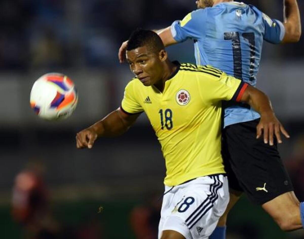 24085_Frank Fabra disputando un balón con Christian Stuani en las eliminatorias a Rusia 2018. Foto: AFP
