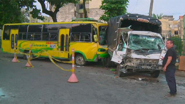 Desbocado y sin frenos, bus de servicio público impactó a varios carros en Bucaramanga Desbocado y sin frenos, bus de servicio público impactó a varios carros en Bucaramanga